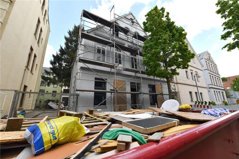 Problemimmobilien in Bremerhaven: Behörden schauen jetzt genauer hin Der Brand in diesem Haus an der Wülbernstraße war der Auslöser für die Arbeit der Expertenkommission. Bis Ende Juni muss der Besitzer das Haus jetzt abreißen, macht er das nicht, droht im ein Strafgeld von mindestens 4000 Euro.