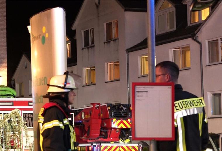 Zwei Tote und ein Schwerverletzter bei Brand in Seniorenheim Der Brand war in der Nacht aus noch ungeklärten Gründen in einem Zimmer des Heims ausgebrochen.