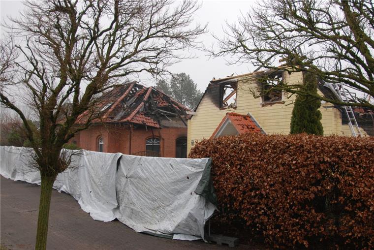 Tödlicher Brand in Drangstedt: Polizei bittet um Zeugenhinweise Der Brandort Am Holzlplatz in Drangstedt ist eingezäunt. Die Ermittlungen laufen.