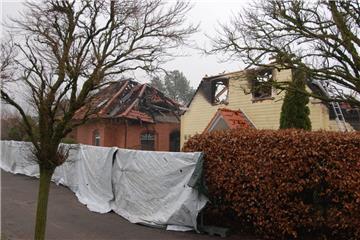 Der Brandort Am Holzlplatz in Drangstedt ist eingezäunt. Die Ermittlungen laufen.
