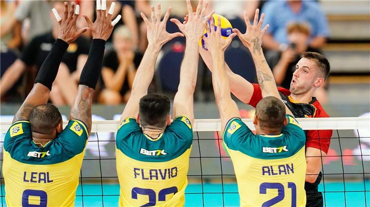 Niederlage für Volleyballer bei Olympia-Generalprobe Der brasilianische Block war für Deutschland nur schwer zu überwinden.