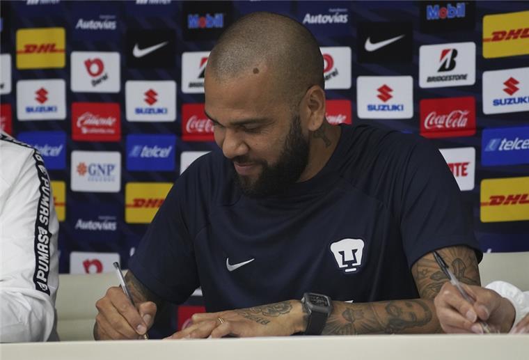 Ex-Barcelona-Profi Dani Alves wechselt mit 39 Jahren nach Mexiko Der brasilianische Fußballer Dani Alves unterschreibt einen Vertrag während einer Pressekonferenz, auf der er als neues Mitglied des Fußballvereins Pumas UNAM vorgestellt wurde.