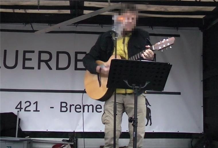 Bremerhavener verklagt Bremer „Querdenker“ Der Bremer Arzt Dr. Jürgen Fuchs sang bei der Querdenker-Demo am 14. November in Bremen von „Virologen in Flammen“.