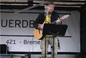 Der Bremer Arzt sang bei der Querdenker-Demo im November ein Lied, in dem das Coronavirus verharmlost wird.