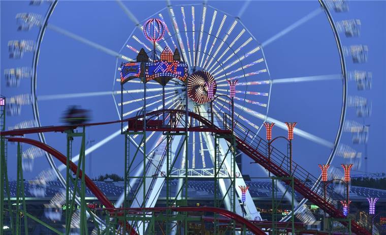 Derby-Gegner feiern nach dem Spiel zusammen auf dem Freimarkt Der Bremer Freimarkt hat viele Attraktionen zu bieten. Davon werden sich die Kicker aus Geestland und Stinstedt bei ihrer gemeinsamen Feier-Tour überzeugen.