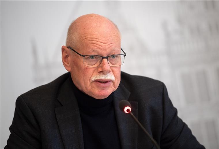 Ulrich Mäurer, Innensenator von Bremen, spricht bei einer Pressekonferenz.