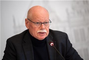 Ulrich Mäurer, Innensenator von Bremen, spricht bei einer Pressekonferenz.