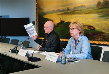 Der Bremer Innensenator Ulrich Mäurer und Pressesprecherin Rose Gerdts-Schiffler auf der Pressekonferenz im Bremer Rathaus.