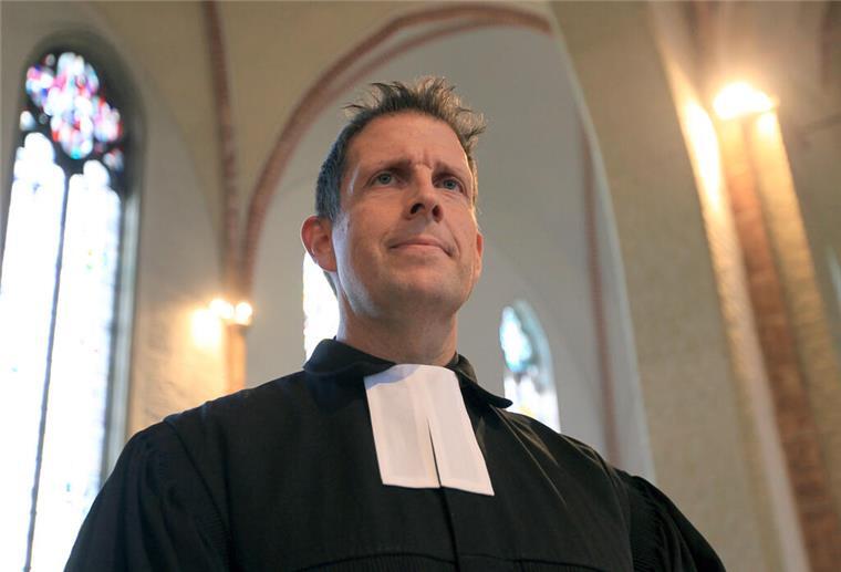 Prozess um Pastor wegen Volksverhetzung wird neu verhandelt Olaf Latzel, Pastor der Bremer St. Martini-Gemeinde, steht am 08.02.2015 in Bremen nach seinem Sonntags Gottesdienst in der St. Martini Kirche.