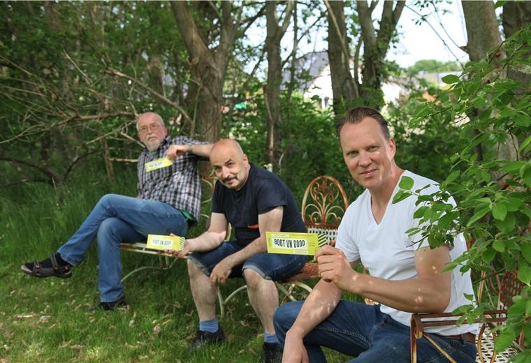Plattdeutscher Kinofilm „Boot un Dood“ nimmt erneut Anlauf Der Bremer Schauspieler Helge Tramsen (weißes T-Shirt), Künstler und Filmproduzent Sandro Giampietro aus Wittstedt (blaues T-Shirt) und Autor Günter Ihmels aus Beverstedt arbeiten am zweiten Teil ihres Films.