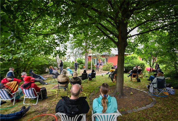 Der Bremer Shakespeare-Company hat es im vergangenen Jahr in dem verwunschenen Kleingarten so gut gefallen, dass sie in diesem Jahr während des Kultursommers wieder ein Stück ihres Hausdichters vorstellen wird: das „Wintermärchen“. Foto: Scheschonka