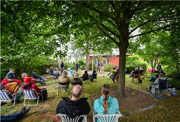 Der Bremer Shakespeare-Company hat es im vergangenen Jahr in dem verwunschenen Kleingarten so gut gefallen, dass sie in diesem Jahr während des Kultursommers wieder ein Stück ihres Hausdichters vorstellen wird: das „Wintermärchen“. Foto: Scheschonka