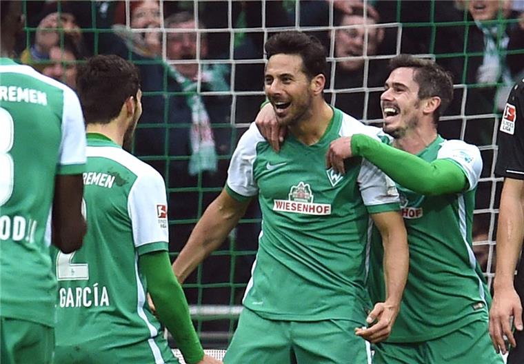 Werder Bremen fertigt Hannover ab Der Bremer Torschütze zum 2:0, Claudio Pizarro (Mitte), jubelt mit Santiago Garcia (links) und Fin Bartels.