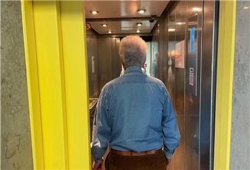 Der Bremer Virologe Andreas Dotzauer empfiehlt im Aufzug eine Maske zu tragen und alleine zu fahren.