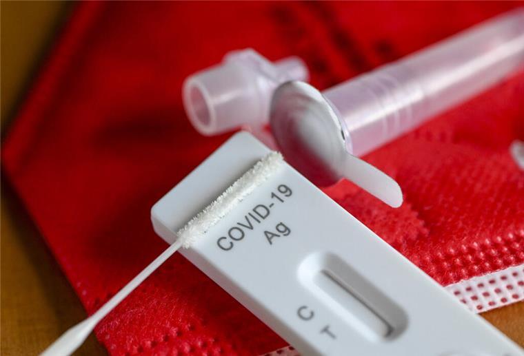 Wirken die Corona-Tests noch? Das müsst ihr zur Corona-Welle im Herbst wissen Ein Antigentest zum Nachweis von Covid-19 zum Selbsttest liegt auf einer roten FFP-2-Maske.