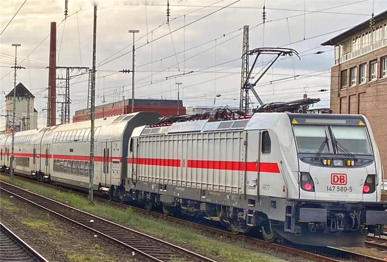 Intercity nach Bremerhaven fällt wieder mal aus - und dann auch noch ein Schienenbruch Der Bremerhaven-Intercity ist mal wieder ausgefallen.