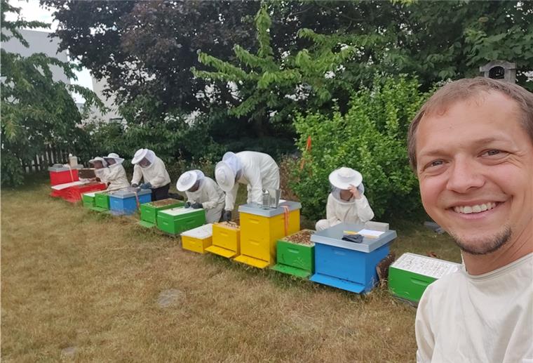 Fliegt die Hafenbiene über die Stadtgrenze? Der Bremerhavener Andreas Bredehorn (rechts) führt Groß und Klein an Bienen und Imkerei heran.
