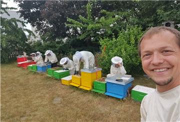 Der Bremerhavener Andreas Bredehorn (rechts) führt Groß und Klein an Bienen und Imkerei heran.