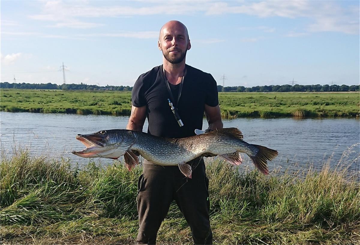 Bremerhavener zieht Monsterhecht aus Geeste Der Bremerhavener Christoph Zielinski (42) mit seinem Fang vom Wochenende.