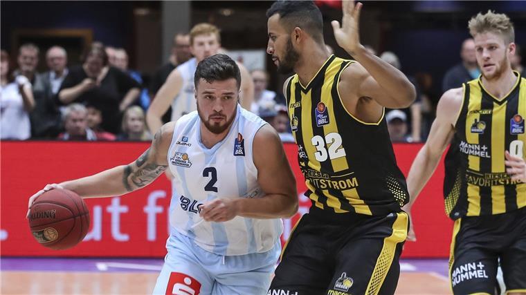 Wallys Supercup mit drei ehemaligen Eisbären-Profis Der Bremerhavener Dominique Johnson (links) ist am Freitagabend mit von der Partie, wenn in der Kolbhalle um den Supercup von Organisator Wally Kruso gespielt wird.