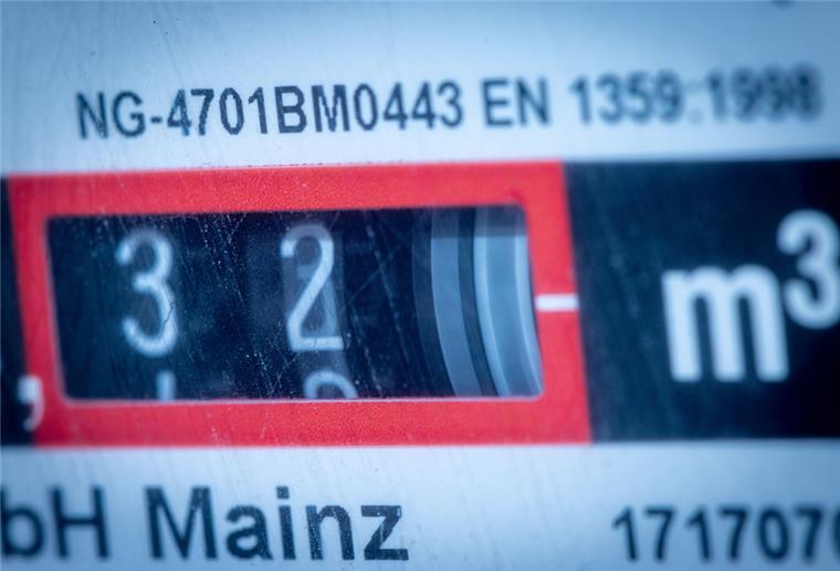 Bremerhaven: SWB erhöht Preise für Erdgas und Strom ab Januar Das Zählwerk in einem Gaszähler dreht sich und zeigt den Verbrauch von Gas in einem Privathaushalt an