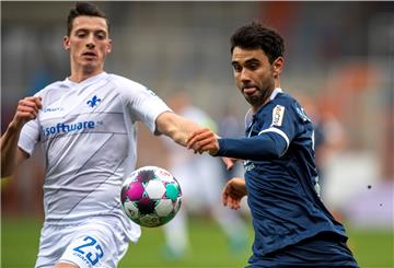 Der Bremerhavener Fußball-Profi Gerrit Holtmann (rechts) kämpft mit dem Traditionsverein VfL Bochum um den Erstliga-Aufstieg.