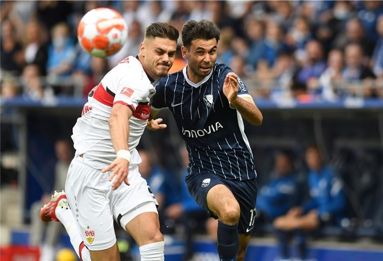 Bremerhavener Holtmann an den Leisten operiert Fußball: Bundesliga, VfL Bochum - VfB Stuttgart, 6. Spieltag, Vonovia Ruhrstadion. Bochums Gerrit Holtmann (r) in Aktion gegen Stuttgarts Konstantinos Mavropanos.
