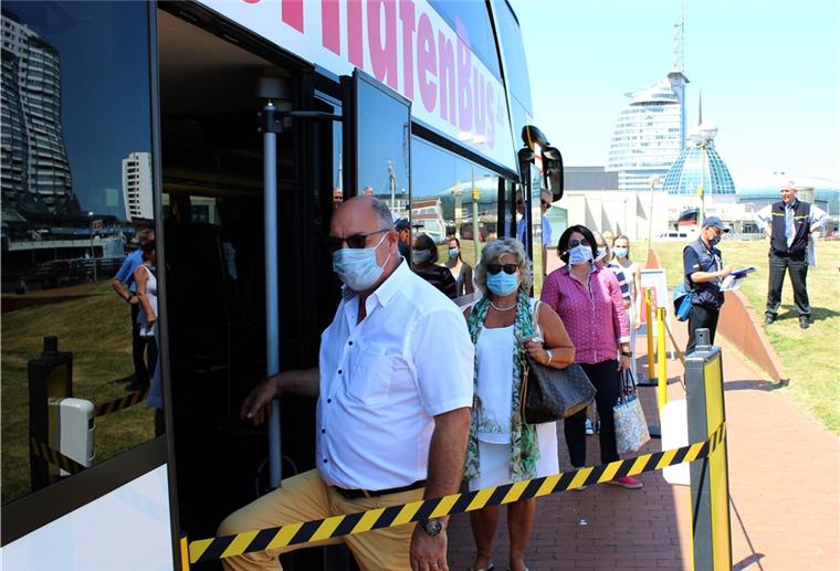 Bremerhaven: So läuft das jetzt mit dem Hafenbus Der Bremerhavener Hafenbus fährt wieder. Gäste müssen an Bord eine Maske tragen.