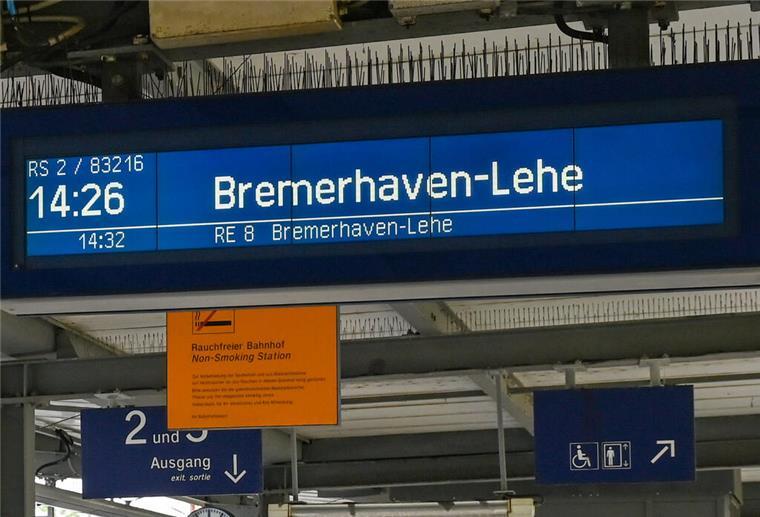 Die große Erleuchtung! Anzeigetafeln im Bremerhavener Hauptbahnhof gehen wieder Blick am Bahnhof auf die neuen digitalen Gleisanzeiger