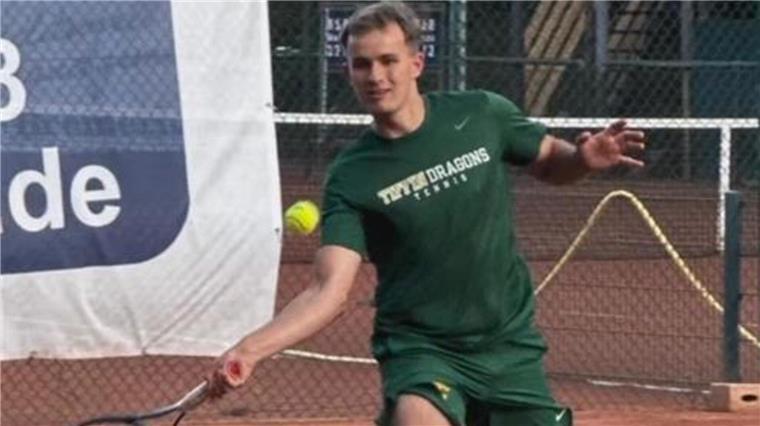 Ein Mann mit Sportbekleidung und einem Tennisschläger in der Hand spielt Tennis.