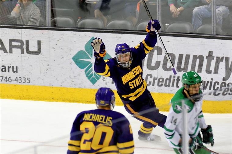 Für Eishockey-Talent Parker Tuomie läuft es in den USA Der Bremerhavener Parker Tuomie hat mit den Minnesota State Mavericks einen tollen Saisonstart hingelegt.
