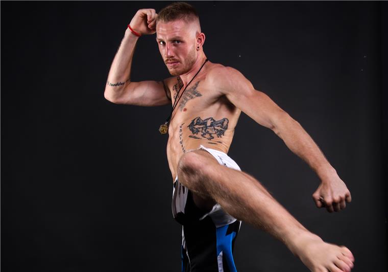 (mit Videos) Bremerhaven: Thaiboxer Schroth gewinnt WM-Kampf Der Bremerhavener Pascal Schroth seinen WM-Titel erfolgreich verteidigt.