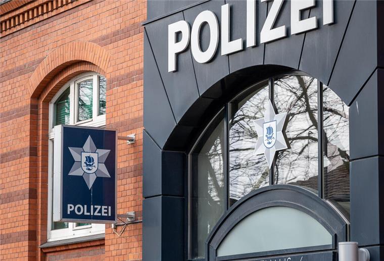 50 freie Stellen: Hohe Prämie für neue Polizisten in Bremerhaven Der Bremerhavener Polizei fehlt Personal, um den immer neuen Herausforderungen gerecht zu werden. Darüber herrschte Einigkeit im Ausschuss für öffentliche Sicherheit.