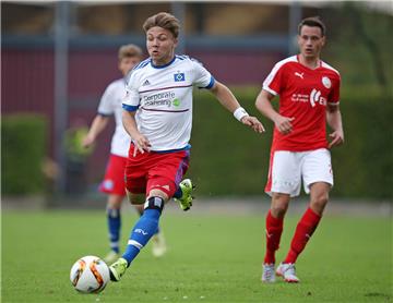 Der Bremerhavener Rafael Brand (links) peilt beim Hamburger SV II den Durchbruch an. Foto Imago