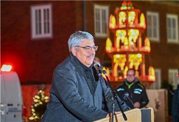 Der Bremerhavener Weihnachtsmarkt eröffnet zunächst ohne Pandemie-Einschränkungen für die Besucher. Danach gilt die 3G-Regel. OB Melf Grantz drückt publikumswirksam den Lichtschalter. Foto Scheschonka