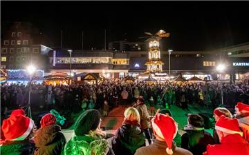 Der Bremerhavener Weihnachtsmarkt ist eröffnet - bis 23. Dezember kann täglich geschlemmt und geschlendert werden.