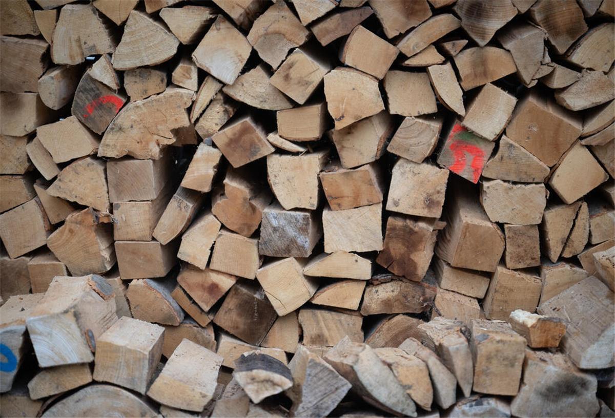Holzscheite für einen Ofen liegen aufgestapelt