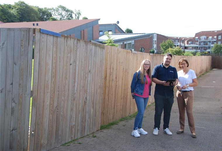 Bretterzaun steht: Erweiterung des Gymnasiums in Langen beginnt Der Bretterzaun am Langener Gymnasium steht – die Arbeiten beginnen in Kürze. Darüber freuen sich (von rechts) Schulleiterin Isabella Grüninger, Bauleiter Malte Wiegmann und Mariella Krawietz.