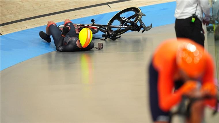 Disqualifikation nach Kopfstoß im Madison-Finale Der Brite Oliver Wood stürzt nach einer Kollision im Madison-Finale der Männer.