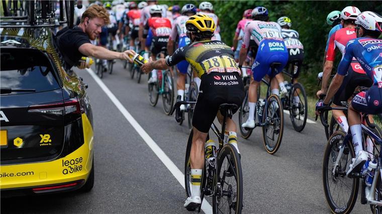 Der Brite Simon Yates greift nach einer Trinkflasche.
