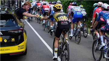 Der Brite Simon Yates greift nach einer Trinkflasche.