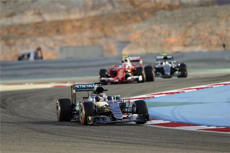 Formel 1: Lewis Hamilton sichert sich die Pole Position Der britische Formel-1-Fahrer Lewis Hamilton in seinem Mercedes AMG GP (vorn) beim Qualifying für den Grand Prix in Bahrain. Im Hintergrund: Sebastian Vettel im Ferrari und Nico Rosberg (Mercedes).