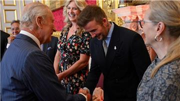 Der britische König Charles III (l) und David Beckham kennen sich seit Jahren persönlich.