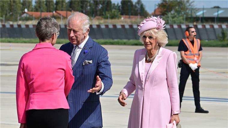 Frankreich begrüßt britisches Königspaar zu Staatsbesuch Der britische König Charles III. und Königin Camilla werden von der französischen Premierministerin Elisabeth Borne (l) auf dem Flughafen Orly südlich von Paris empfangen.
