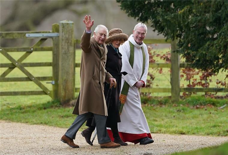 König Charles erstmals nach OP in Öffentlichkeit zu sehen Der britische König Charles III. und Königin Camilla kommen zu einem Sonntagsgottesdienst in der St. Mary Magdalene Church.