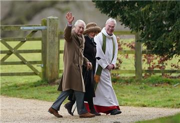 Der britische König Charles III. und Königin Camilla kommen zu einem Sonntagsgottesdienst in der St. Mary Magdalene Church.