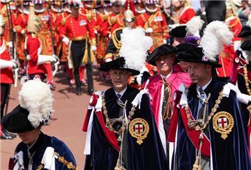Der britische Prinz Edward (l) und Prinz William kommen Zeremonie des Hosenbandordens. 