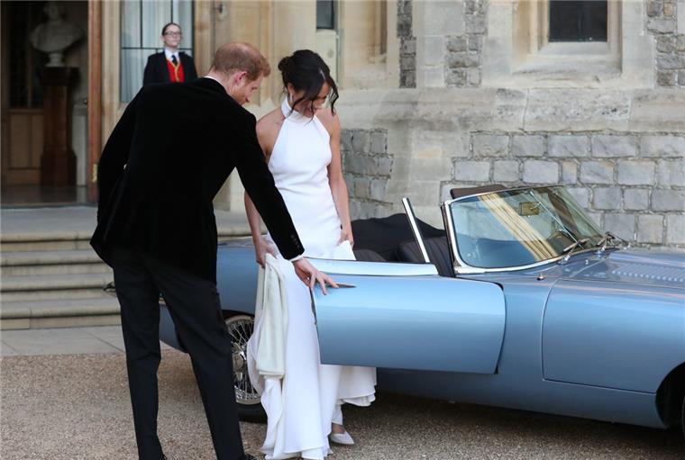 Harry und Meghan fahren im Cabrio zur Hochzeitsparty Der britische Prinz Harry und seine Frau Meghan verlassen das Windsor Castle um zum Hochzeitsfest im Frogmore House am Abend zu fahren.