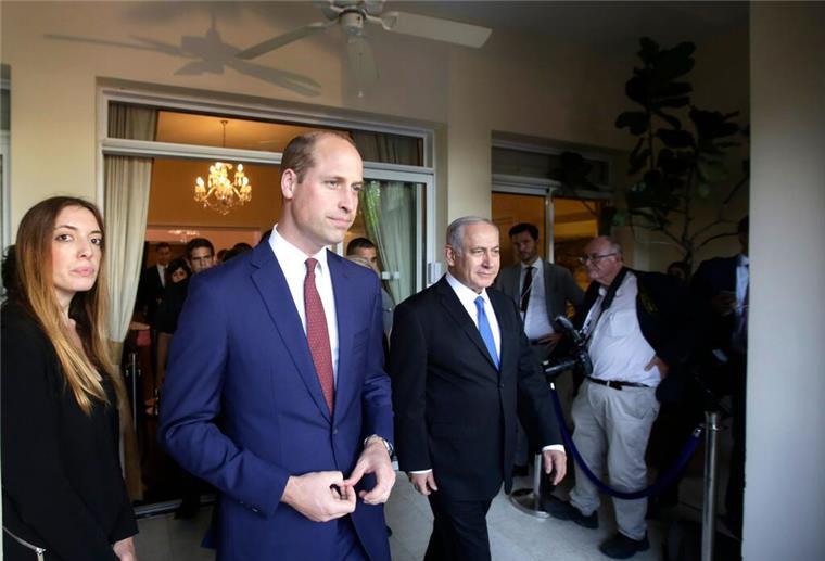 Der britische Prinz William (m) 2018 mit dem israelischen Ministerpräsidenten Benjamin Netanjahu in Israel.
