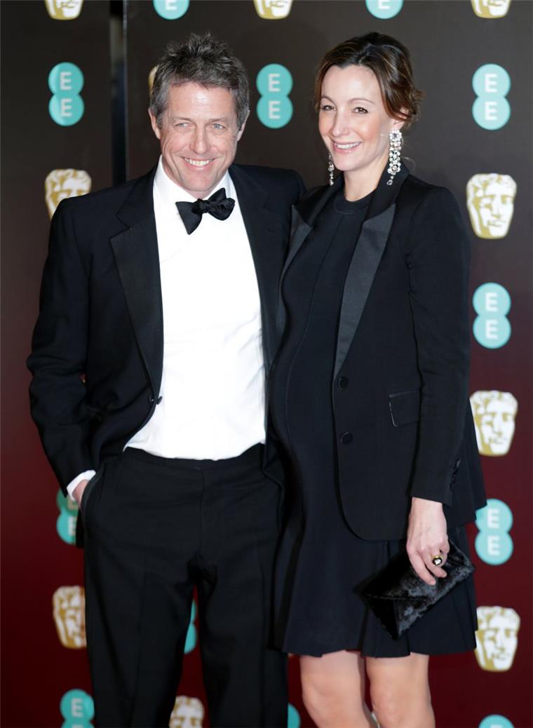 Der ewige Junggeselle Hugh Grant hat geheiratet Der britische Schauspieler Hugh Grant und seine Partnerin Anna Eberstein kommen auf diesem Archivbild zu den British Academy Film Awards in der Royal Albert Hall.